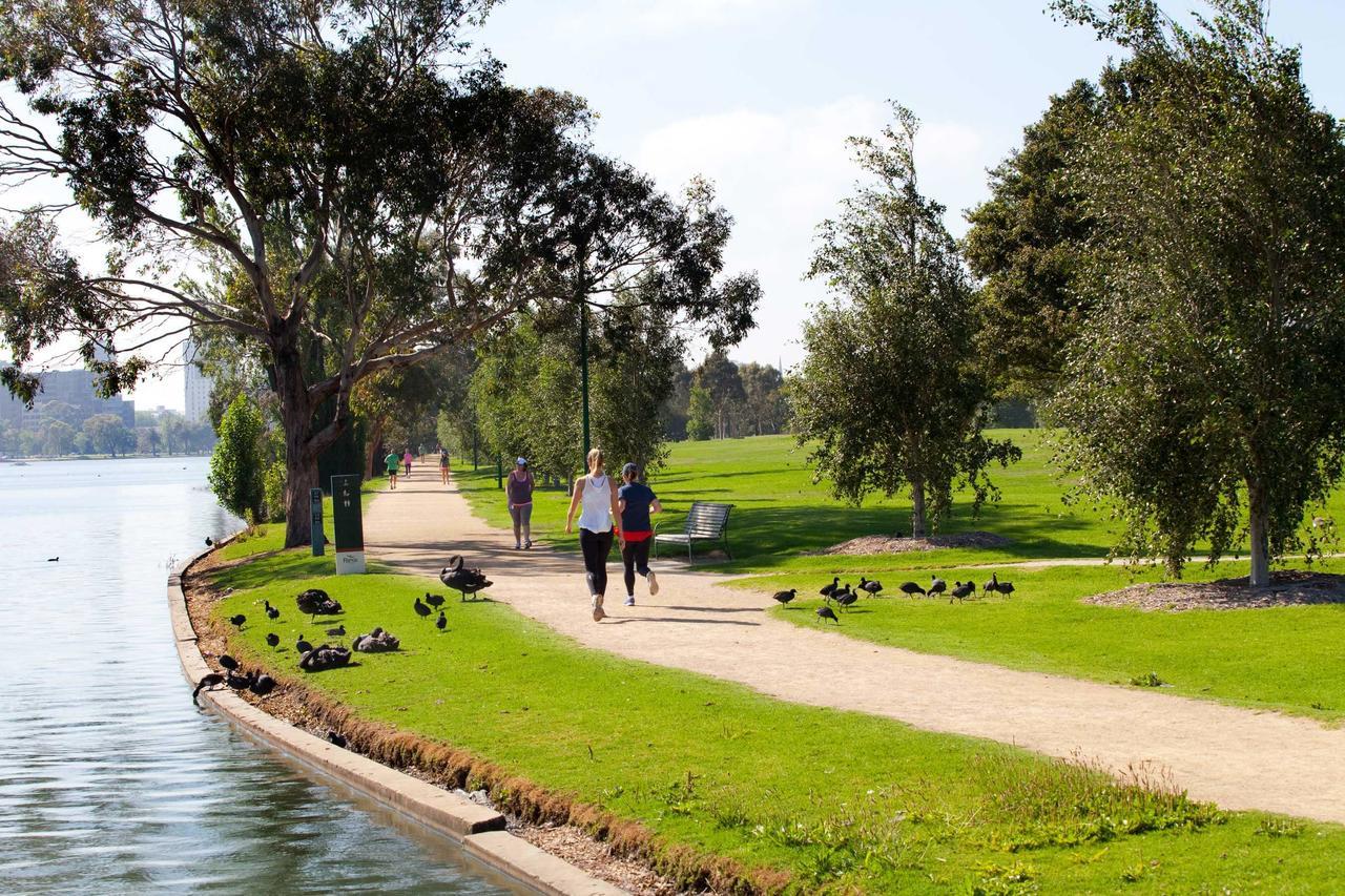 Tyrian Albert Park Lake Melbourne Eksteriør bilde The lake at the Royal Botanic Gardens, Melbourne
