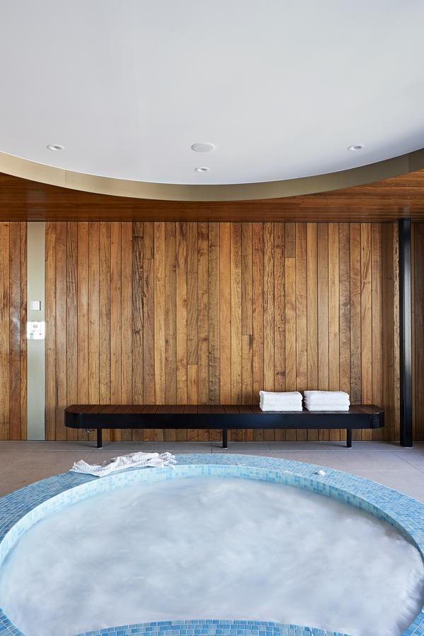 Tyrian Albert Park Lake Melbourne Eksteriør bilde A wall clad in Australian hardwood