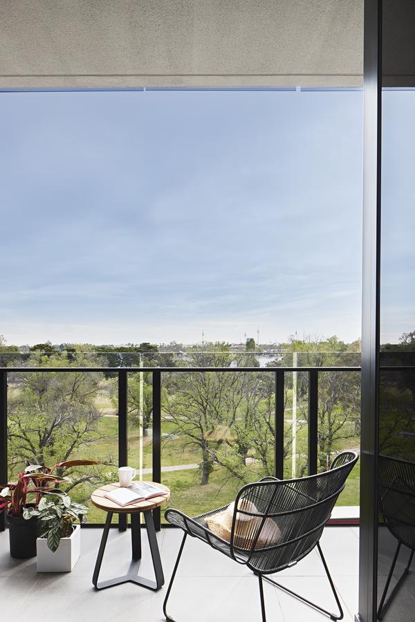 Tyrian Albert Park Lake Melbourne Eksteriør bilde View from the balcony of a typical apartment