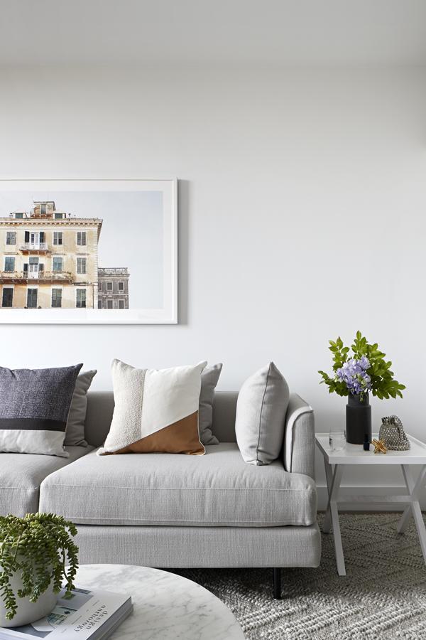 Tyrian Albert Park Lake Melbourne Eksteriør bilde A living room with a sofa and cushions